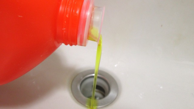 排水口の油詰まりを解消する液体パイプクリーナー