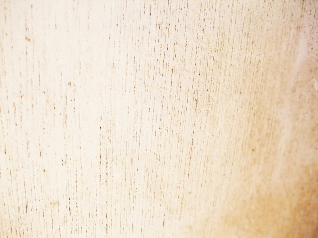 壁紙の黒ずみの主な原因