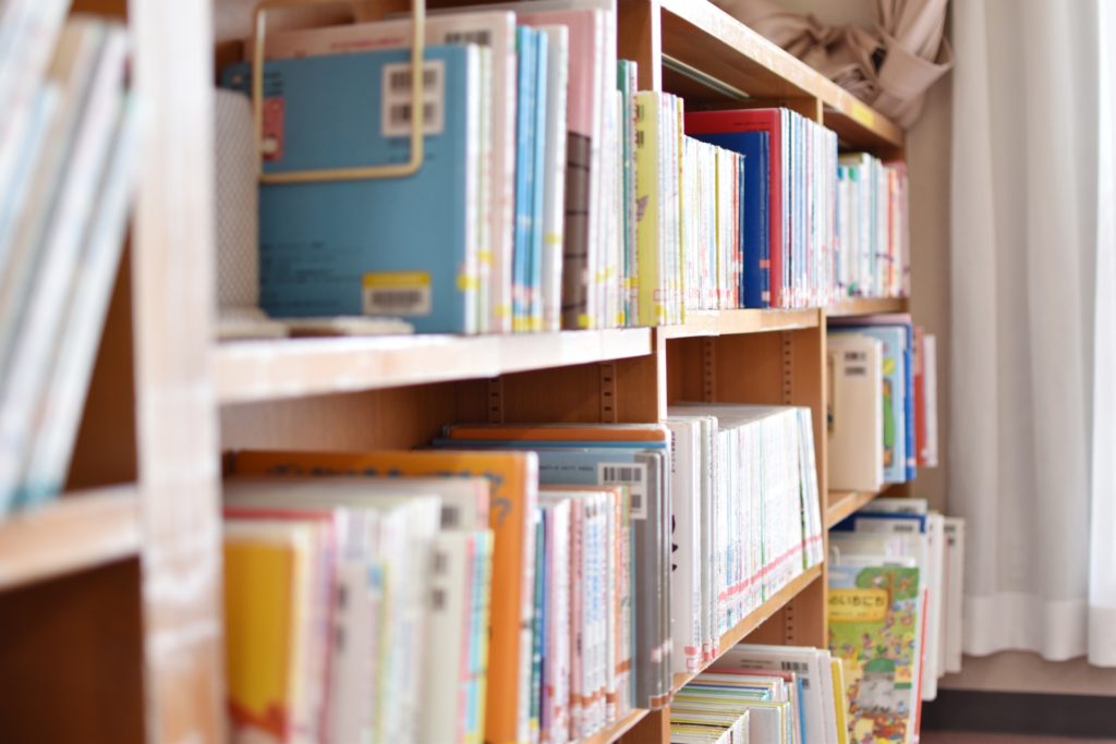 本棚や書類棚の背面・上部